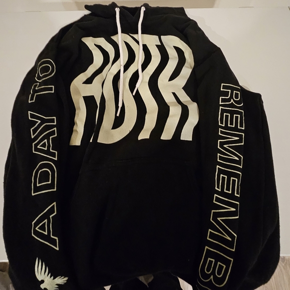 SMALL A DAY TO REMEMBER HOODIE BAND MERCH - Picture 1 of 3